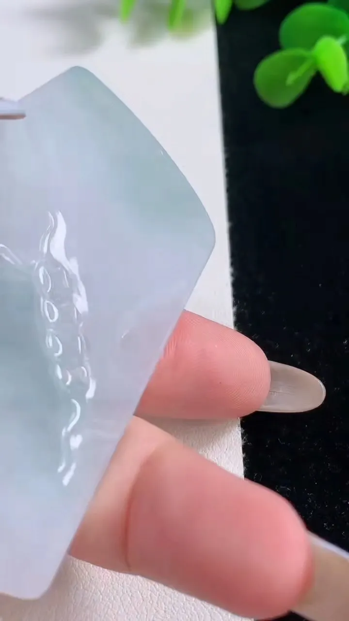 天然A货翡翠冰种飘花不动明王吊坠，尺寸67.6-42.2-5.3，重量:36.10g
11月19日