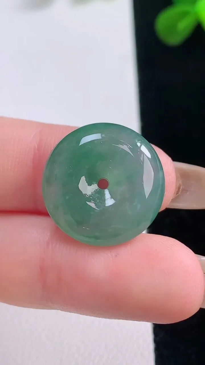 天然A货翡翠平安扣吊坠，尺寸18.8-5.9，重量:4.22g
11月19日