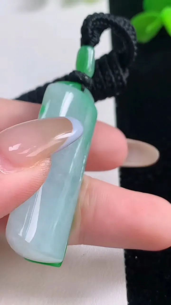 天然A货翡翠节节高升 竹节吊坠，尺寸44-17.5-11.5，重量:20.89g
11月19日