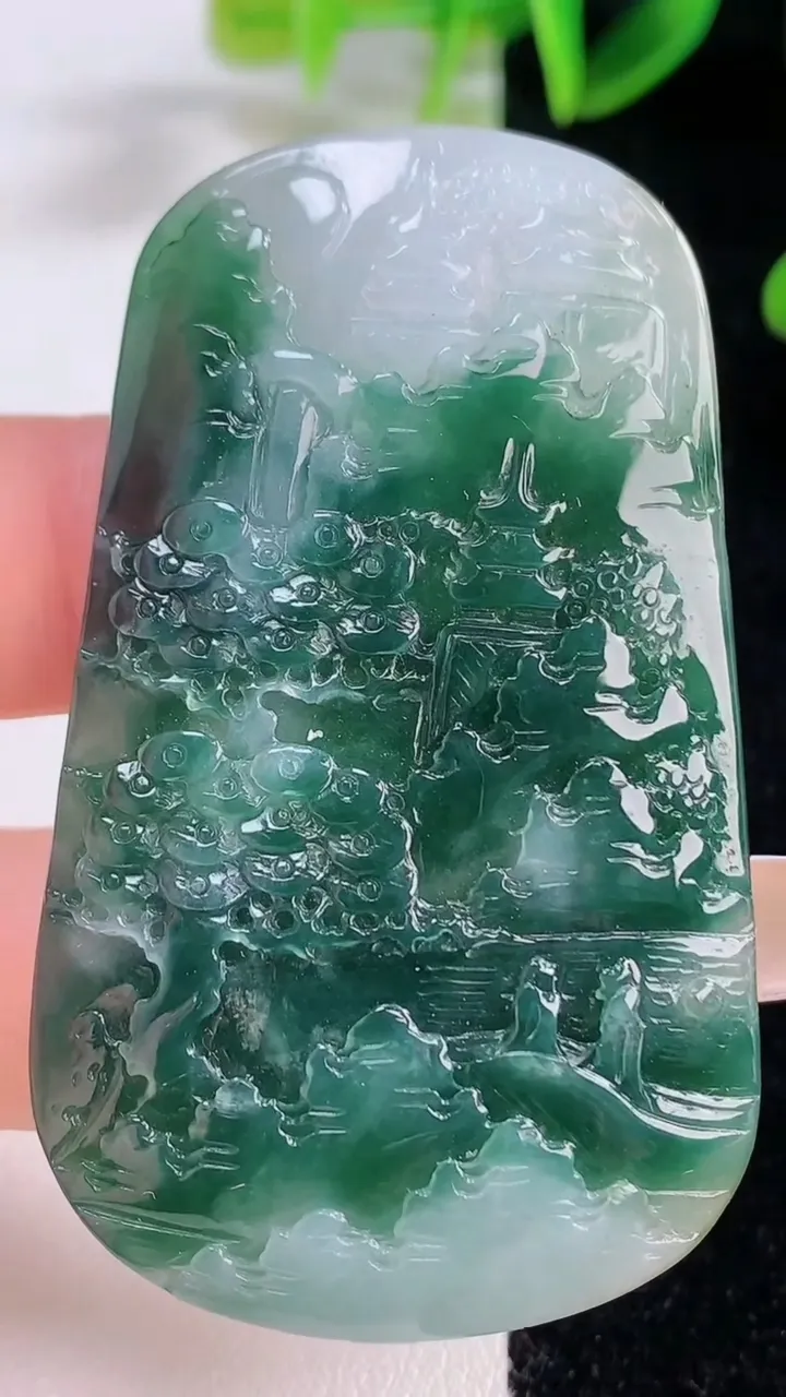 天然A货翡翠牌吊坠，尺寸58.5-34.5-5.6，重量:26.64g
11月19日