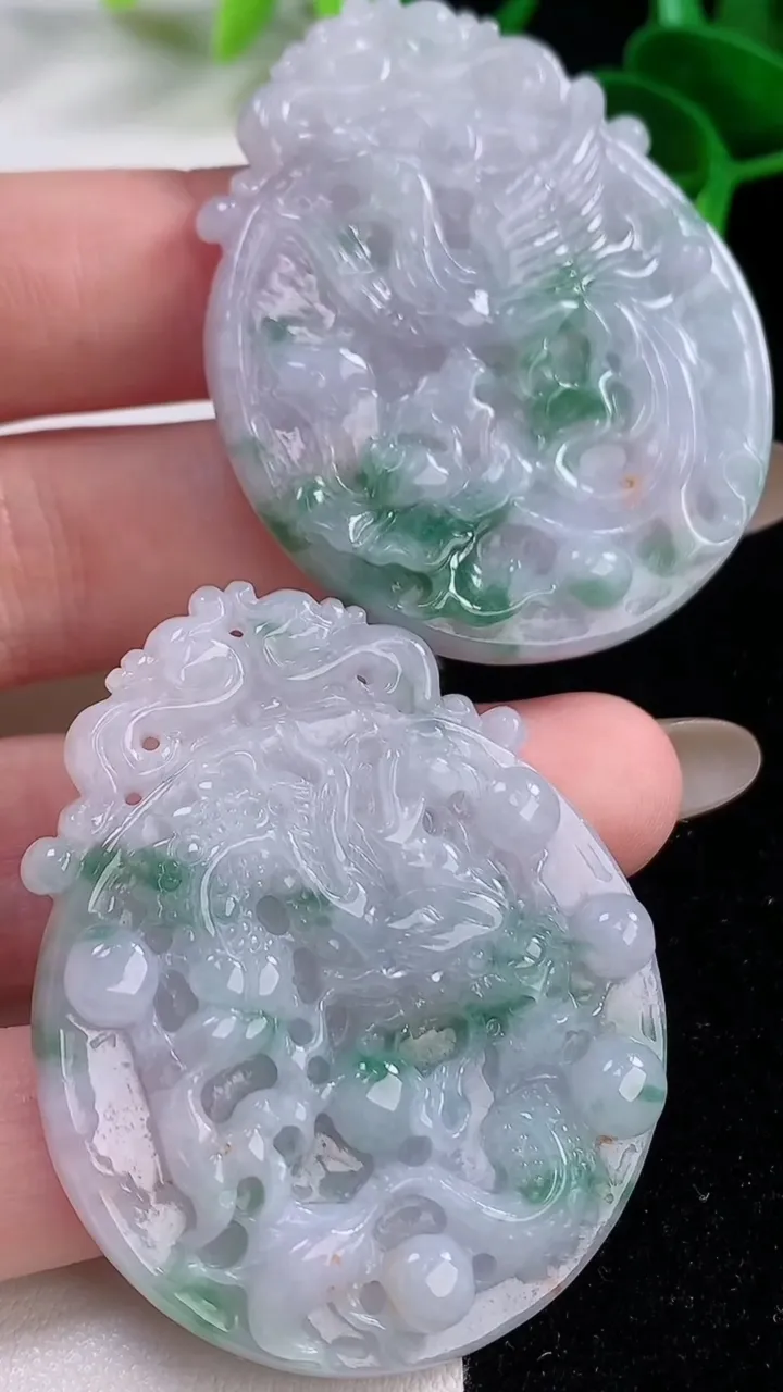 天然A货翡翠龙凤呈祥吊坠一对，尺寸47.2-38.3-2，重:79.10g
11月19日