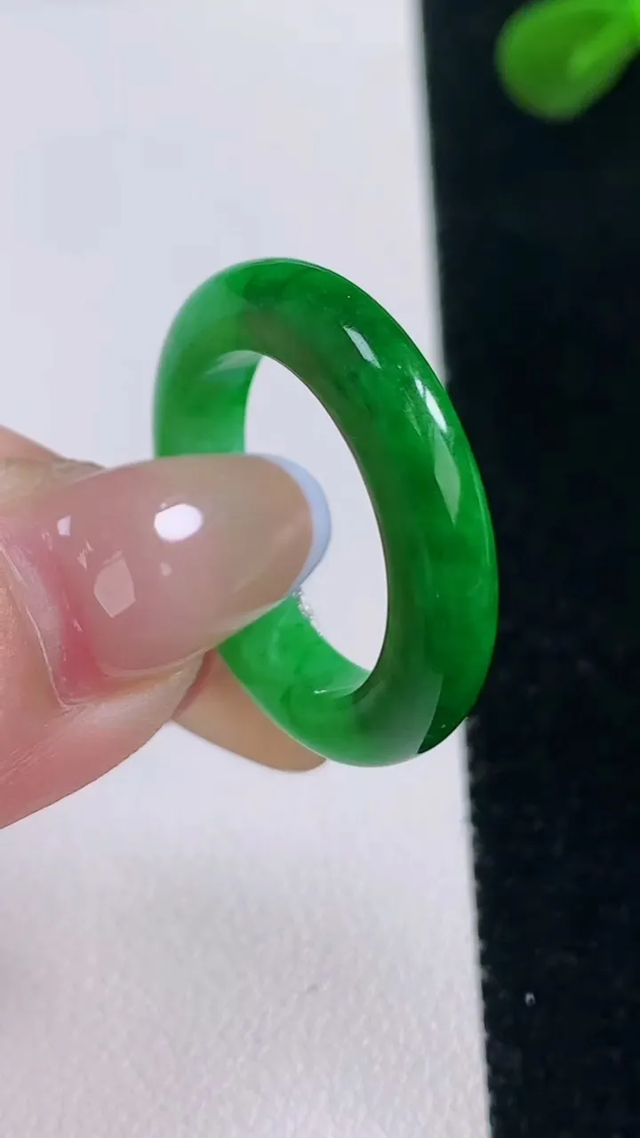 天然A货翡翠指环戒指，尺寸18.8-4.4-3.8，重量:4.57g2025年11月19日
工厂直销
