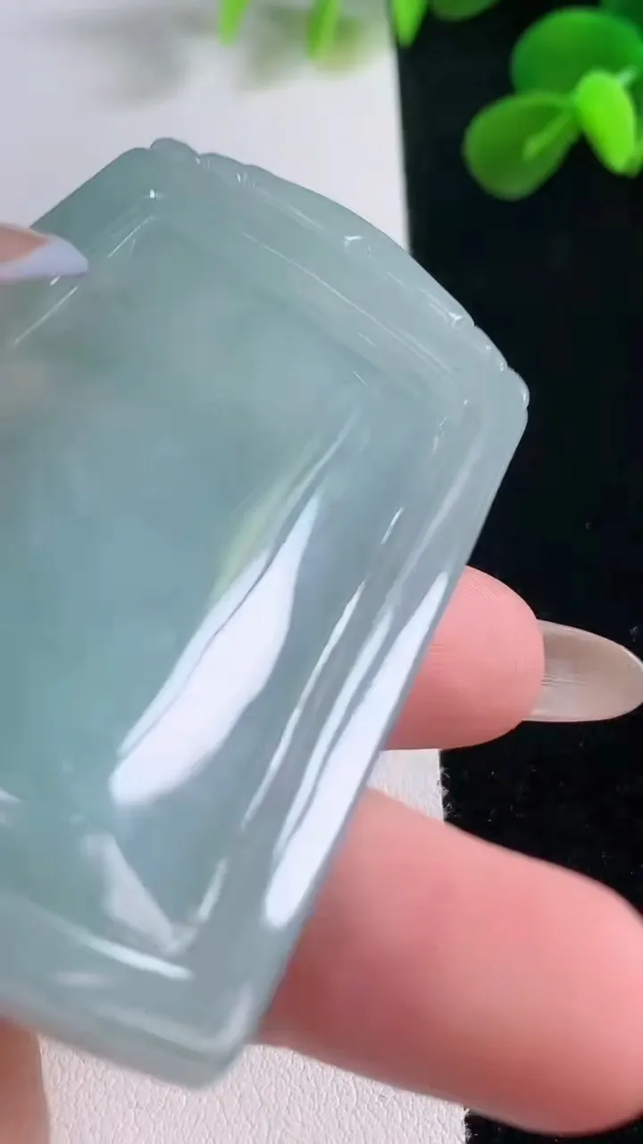 天然A货翡翠祥龙大日如来吊坠，尺寸64.4-39.7-9，重量:47.02g
11月19日