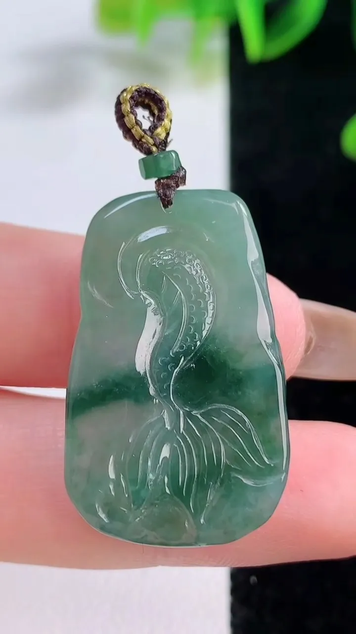 天然A货翡翠龙牌吊坠，尺寸32.2-19.8-5，重量:6.77g
11月19日