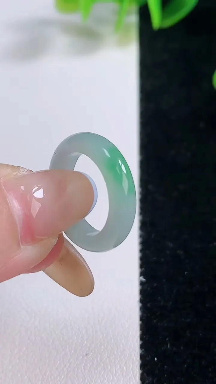 天然A货翡翠指环戒指，尺寸14.5-4.2-2.7，重量:2.29g2025年11月19日
工厂直销收藏佳品,种好水足，色泽均匀，有种有色，上手高大气！