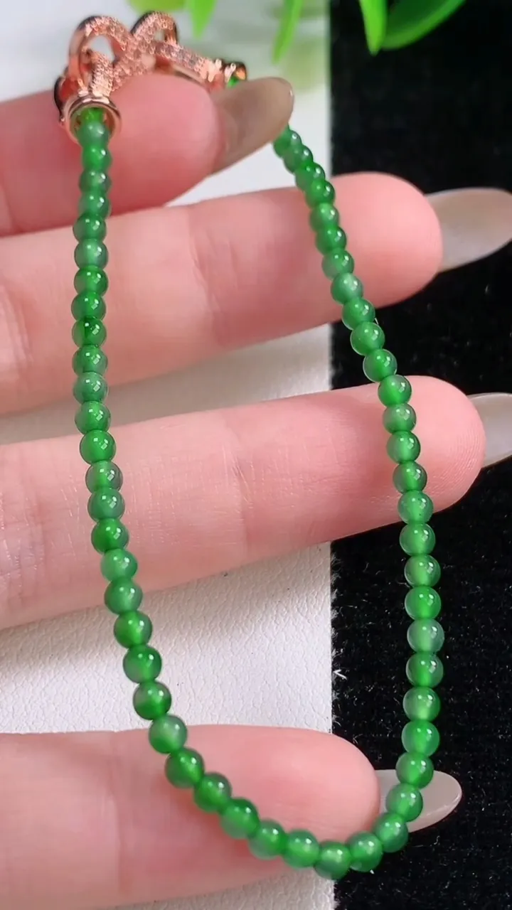 天然A货翡翠小米珠手串，尺寸2.9-58颗，重量:4.40g11月19日
工厂直销收藏佳品,种好水足，色泽均匀，有种有色，上手高大气！