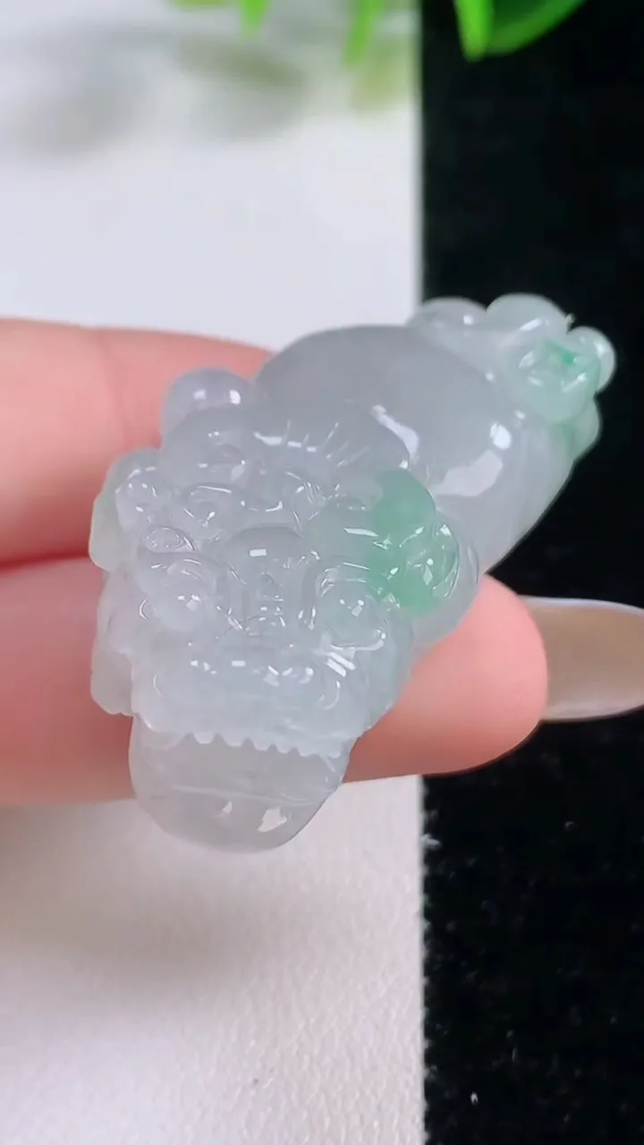 天然A货翡翠貔貅吊坠，尺寸42-20.4-13，重量:25.87g
11月19日