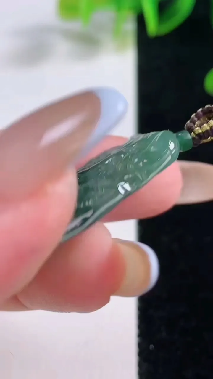 天然A货翡翠龙牌吊坠，尺寸32.2-19.8-5，重量:6.77g
11月19日