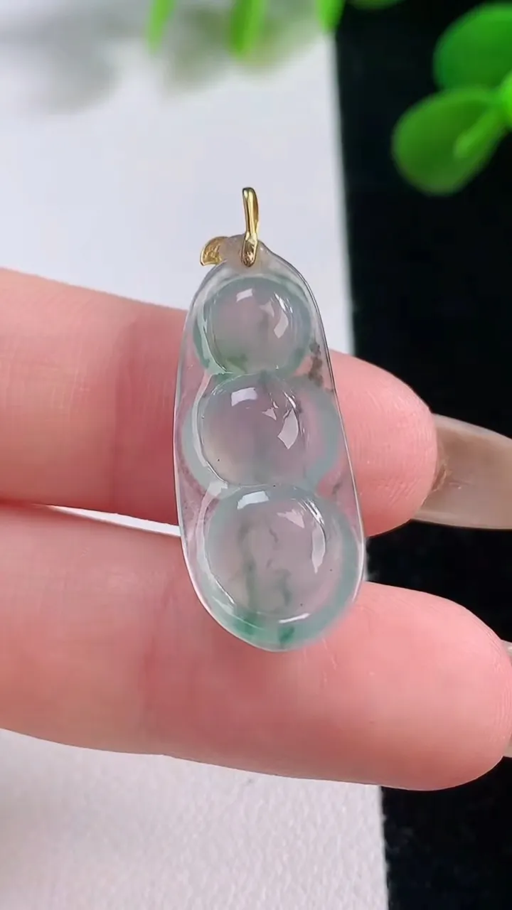 天然A货翡翠种飘花福豆吊坠，尺寸25.5-11.7-3.7，重量:2.12g
11月19日