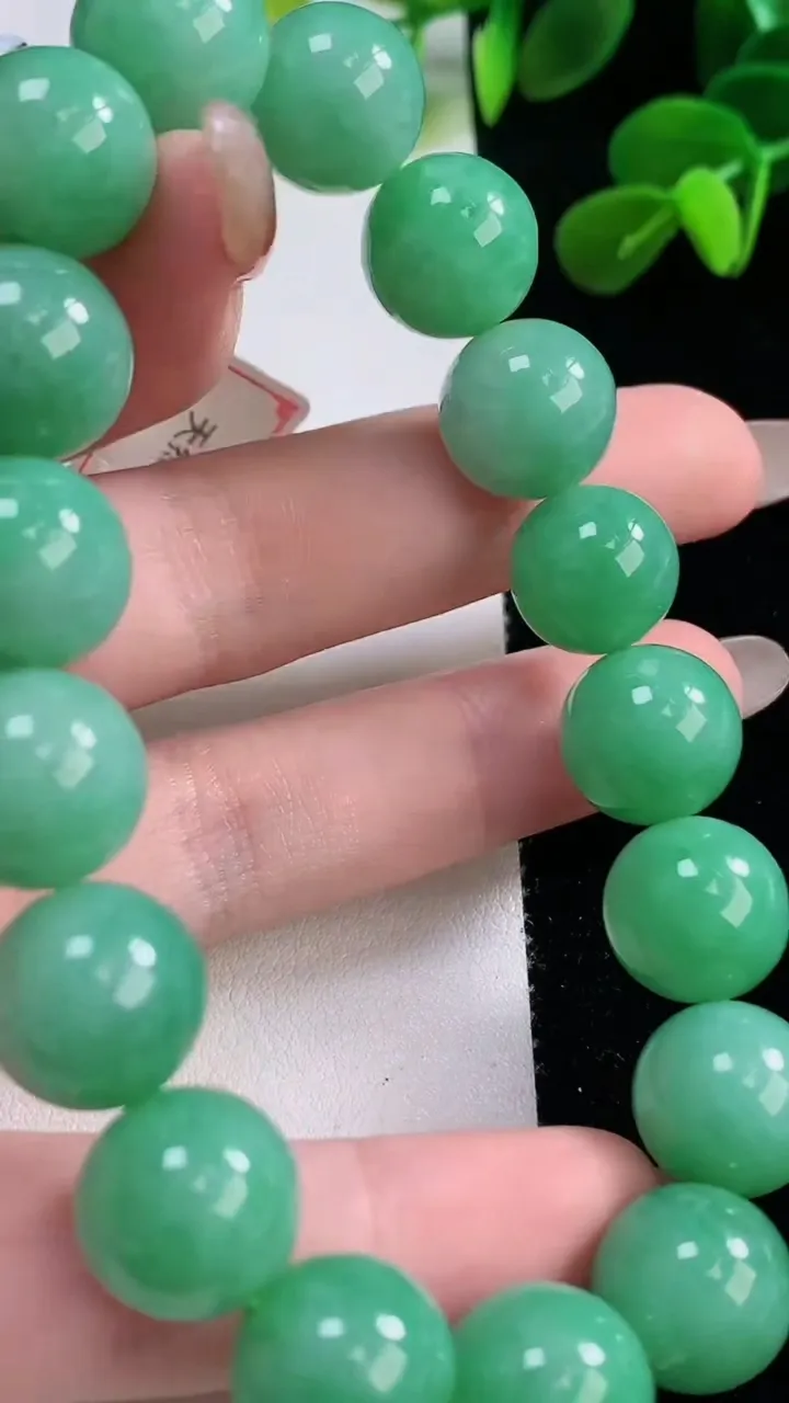 天然A货翡翠圆珠手串，尺寸12.5-17颗，重量:57.89g11月19日
工厂直销收藏佳品,种好水