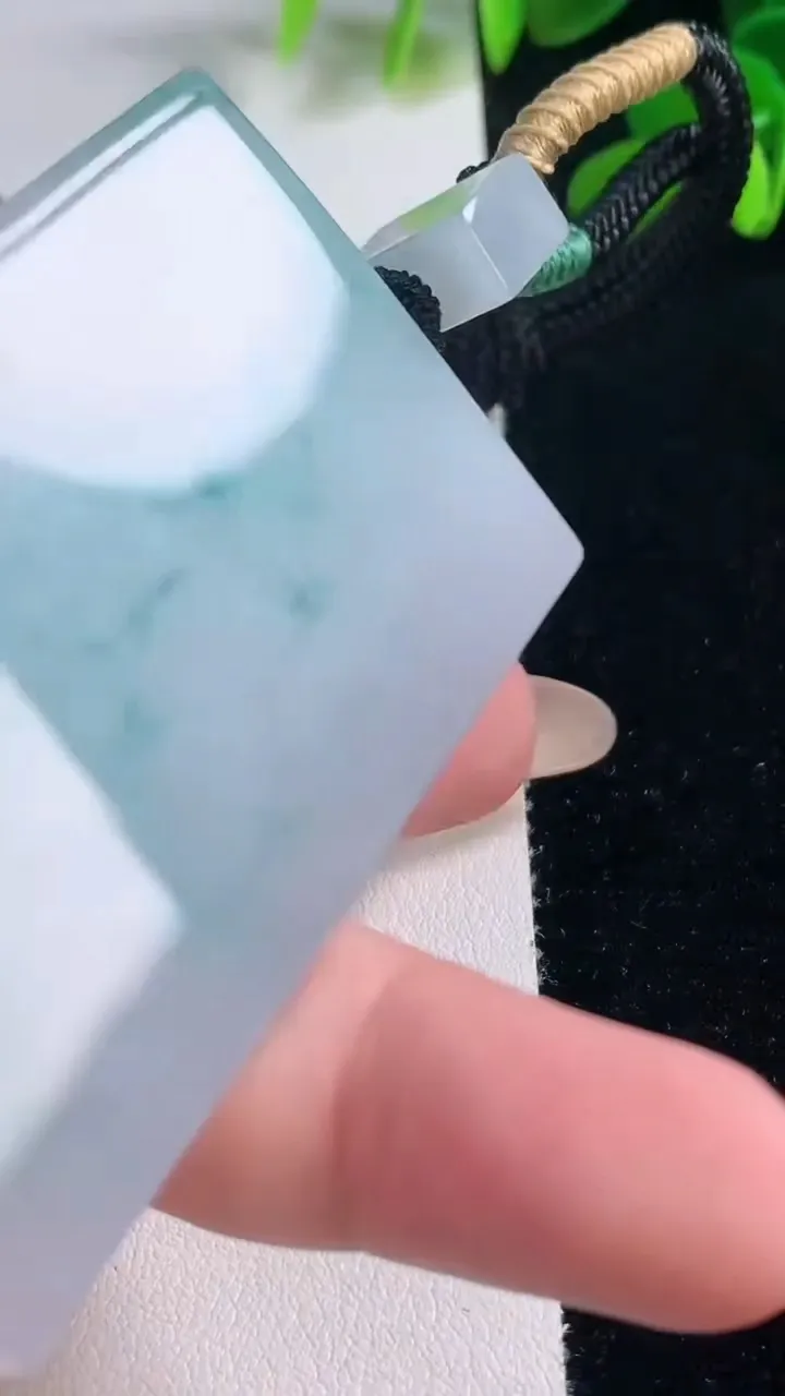 天然A货翡翠种飘花无事牌吊坠，尺寸60-40.5-6.2，重量:56.70g
11月19日