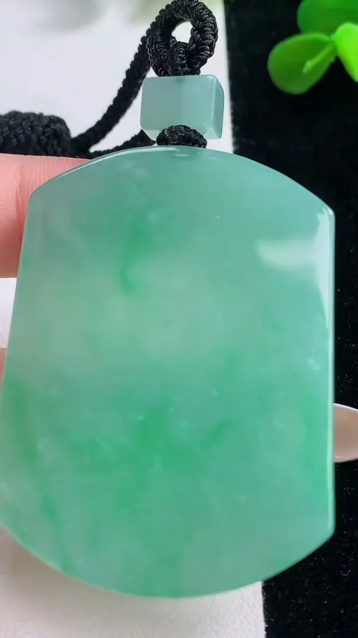 天然A货翡翠无事牌吊坠，尺寸53-39.3-5.8，重量:41.06g
11月19日