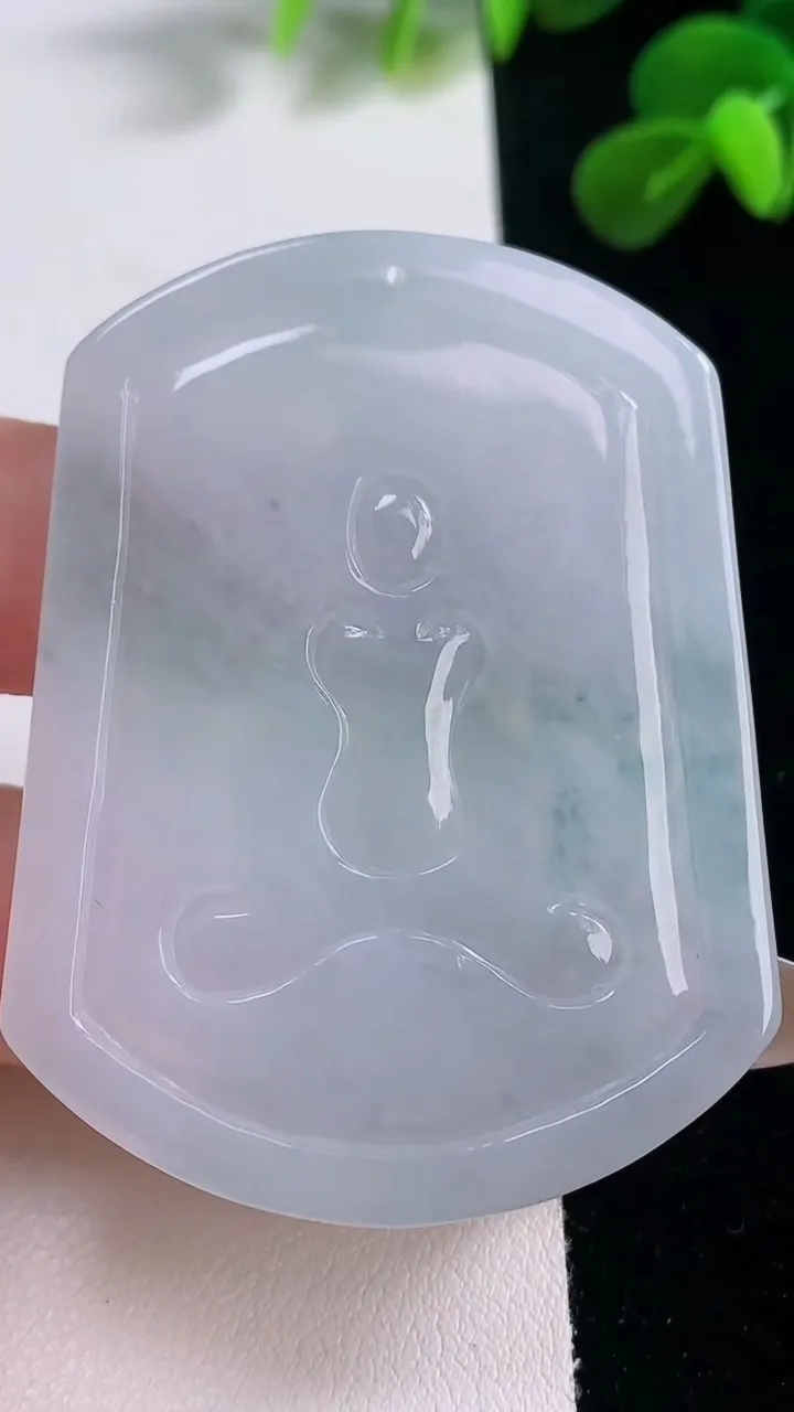 天然A货翡翠观音菩萨吊坠，尺寸55-42.3-5.5，重量:27.19g
11月19日