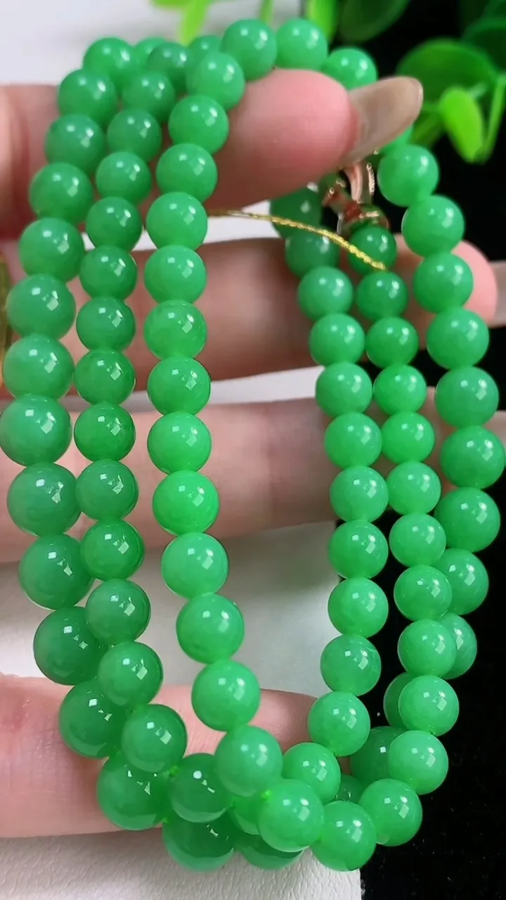 天然A货翡翠圆珠项链，尺寸6.6-91颗，重量:37.66g11月19日
工厂直销收藏佳品,种好水足，色泽均匀，有种有色，上手高大气！