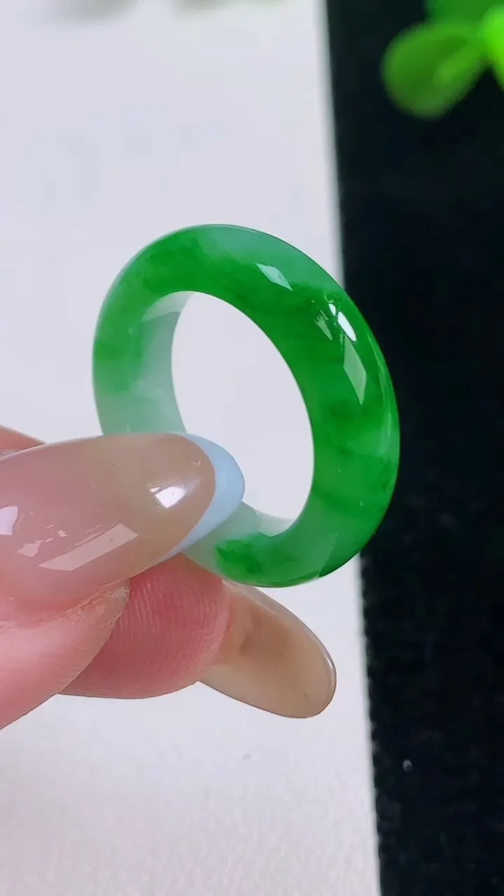 天然A货翡翠指环戒指，尺寸16.5-5.6-3.7，重量:4.16g2025年11月19日
工厂直销