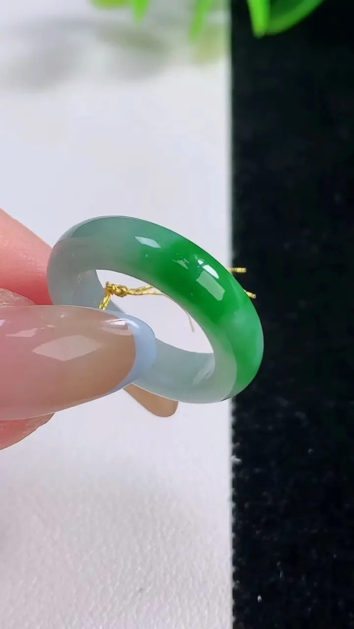 天然A货翡翠指环戒指，尺寸16.5-5.3，重量:3.49g2025年11月19日
工厂直销收藏佳品,种好水足，色泽均匀，有种有色，上手高大气！
