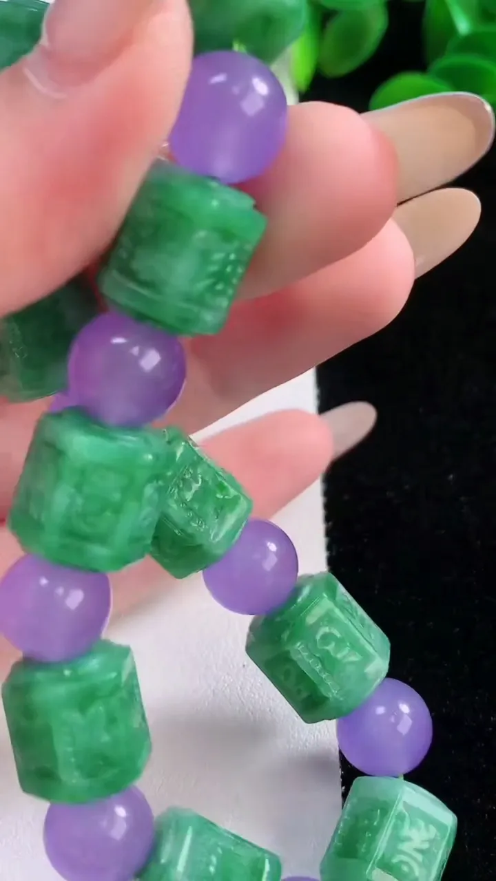 天然A货翡翠金枝玉叶 叶子吊坠，尺寸59.6-30.4-13，裸石42.6-26.2重量:17.48g
11月19日