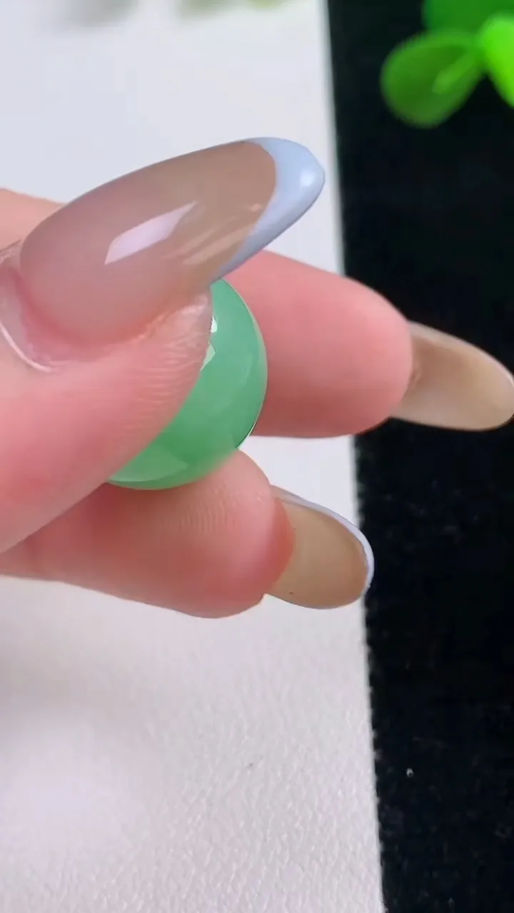 天然A货翡翠圆珠镶嵌件，尺寸16.7，重量:8.34g
11月19日