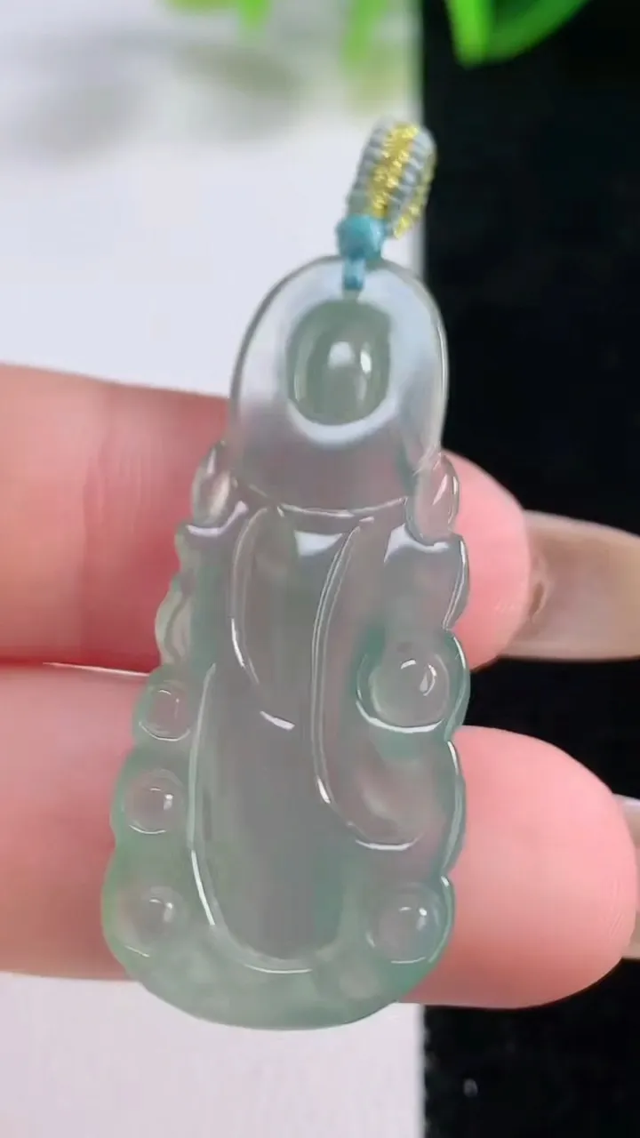 天然A货翡翠观音菩萨吊坠，尺寸38.8-16.5-3.4，重量:4.04g
11月19日