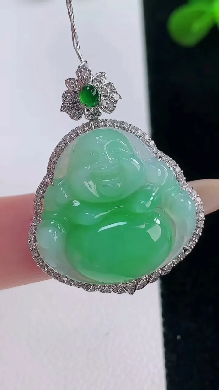 天然A货翡翠佛公吊坠，尺寸33-25.7-8.5，裸石21.3-22.8重量:6.50g
11月19日