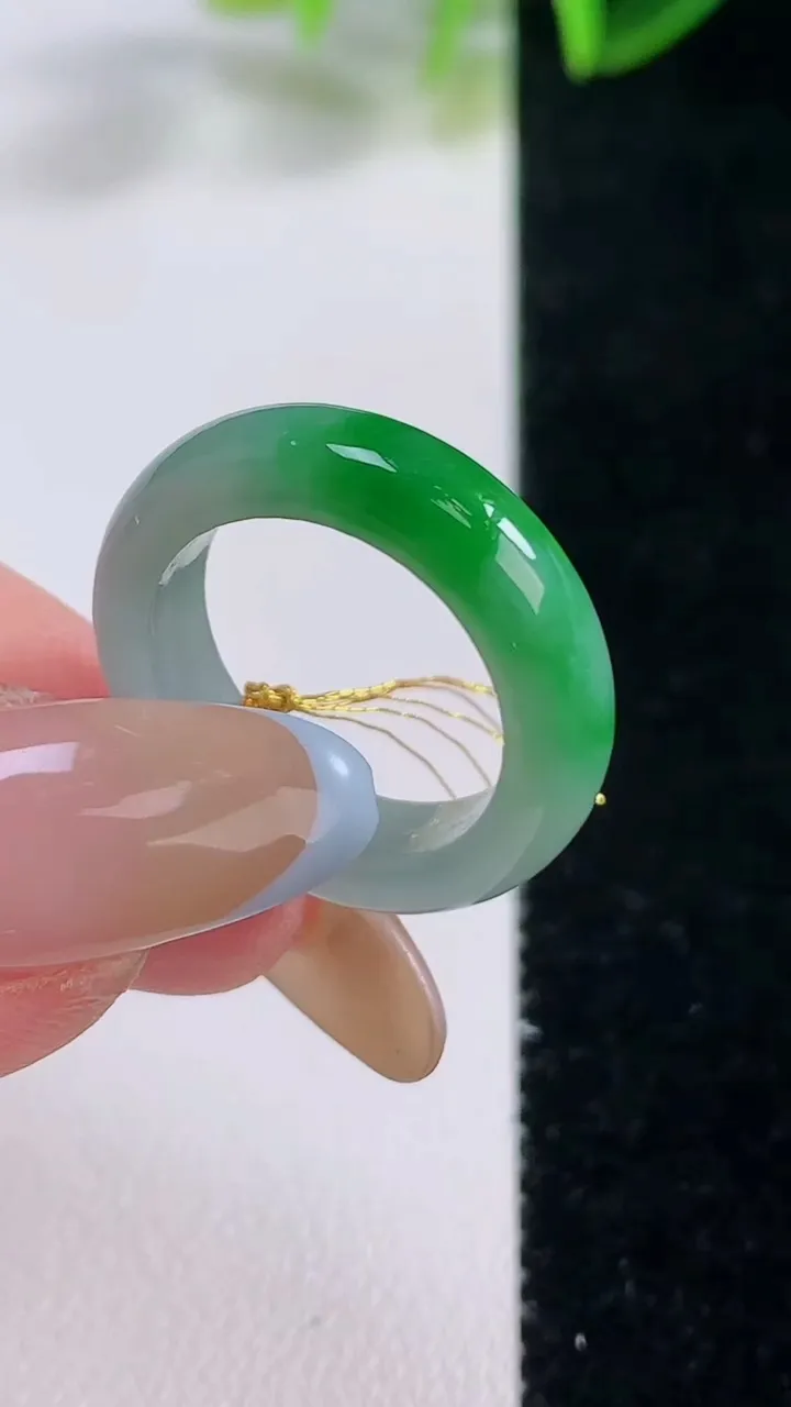 天然A货翡翠指环戒指，尺寸16.5-5.3，重量:3.49g2025年11月19日
工厂直销收藏佳品