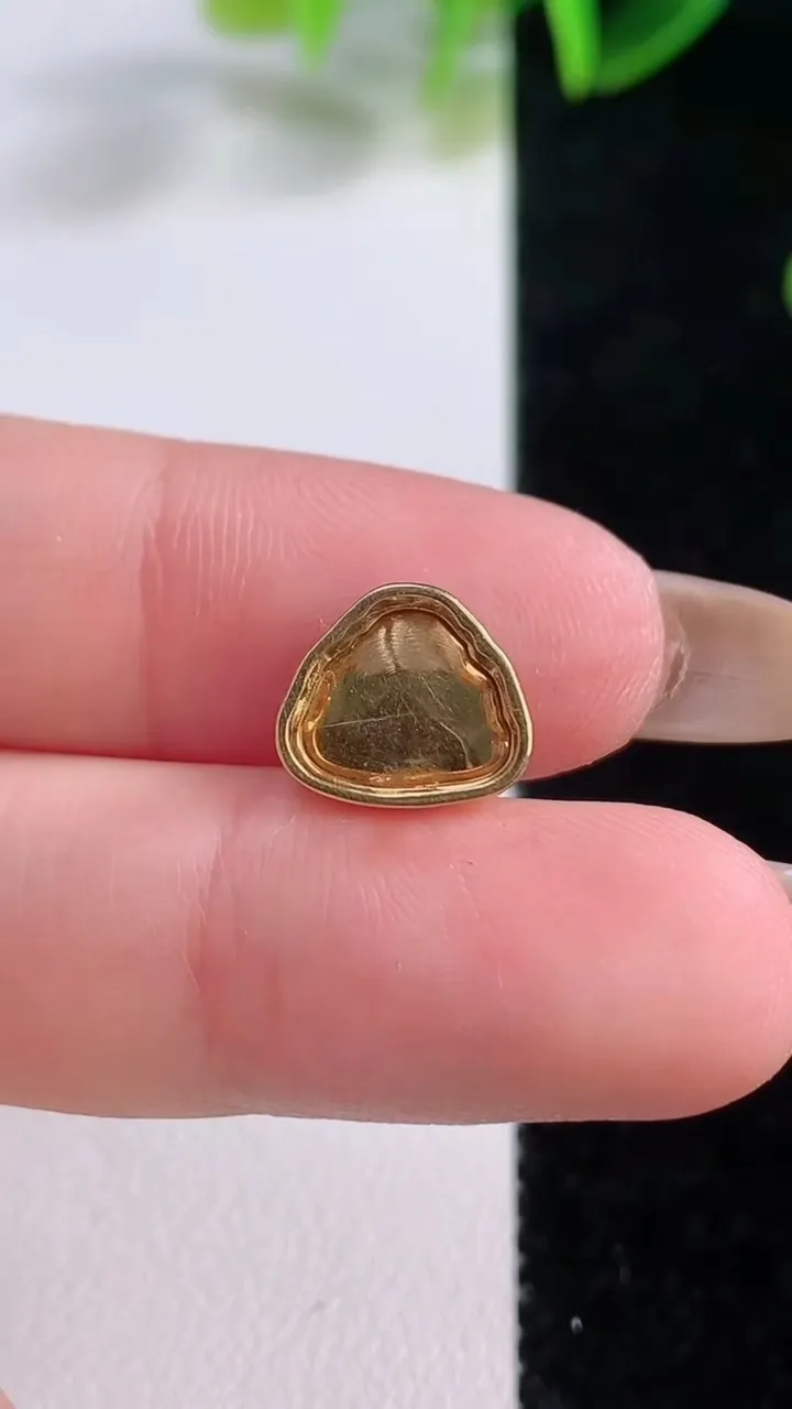 天然A货翡翠佛公吊坠，尺寸9-10.4-6.2，重量:1.17g
11月19日