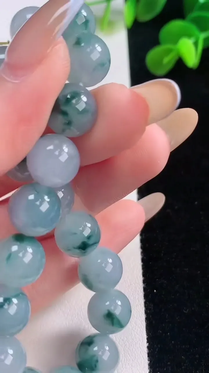 天然A货翡翠紫罗兰飘花圆珠手串，尺寸10.2-19颗，重量:36.33g11月19日
工厂直销收藏佳品,种好水足，色泽均匀，有种有色，上手高大气！