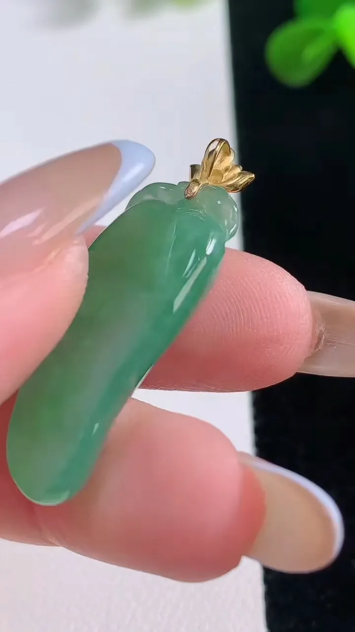 天然A货翡翠福瓜吊坠，尺寸29.8-12.8-6.7，重量:5.24g
11月19日