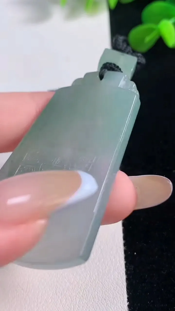 天然A货翡翠种飘花仿古无事牌吊坠，尺寸53.6-34-4.3，重量:25.14g
11月19日