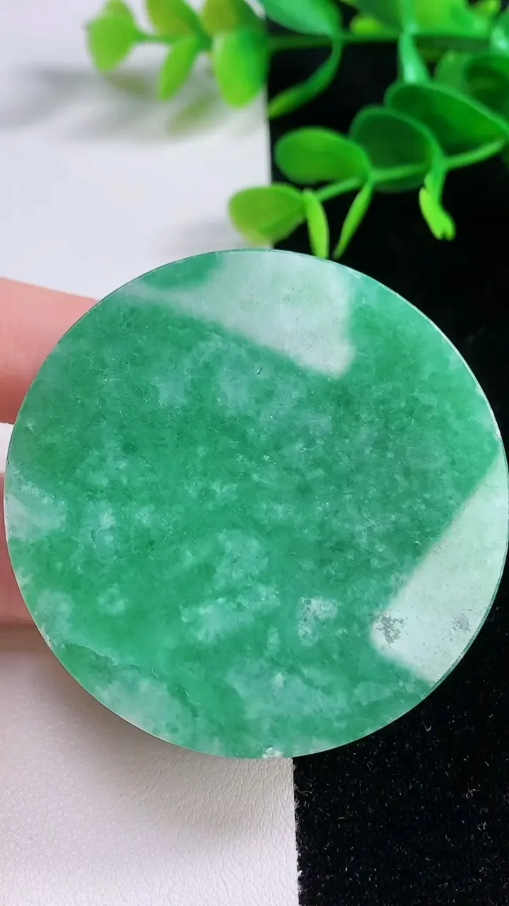 天然A货翡翠无事牌镶嵌件，尺寸52-12.4，重:89.49g
11月19日