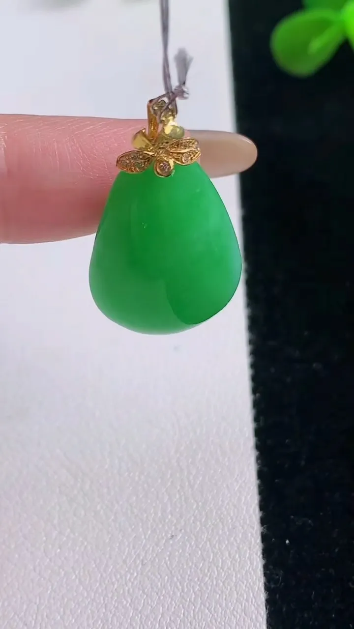 天然A货翡翠福瓜吊坠，尺寸23.7-16-7.9，重量:5.37g
11月19日