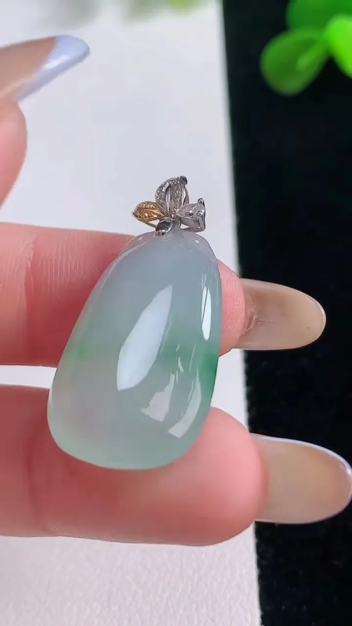 天然A货翡翠福瓜吊坠，尺寸26.7-15.8-7，重量:5.88g
11月19日