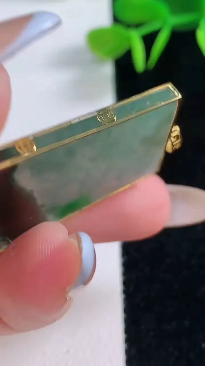 天然A货翡翠无事牌吊坠，尺寸36.2-24.2-2.6，重:7.68g
11月19日