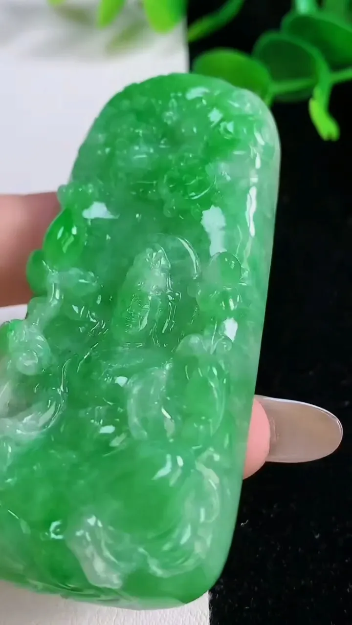 天然A货翡翠大势至菩萨吊坠，尺寸72-34-12，重:60.49g
11月19日