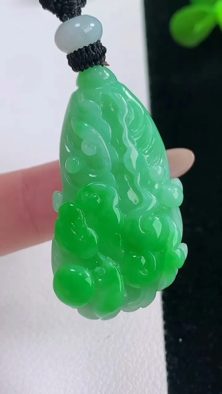 天然A货翡翠白菜吊坠，尺寸37.4-22-12.2，重量:19.69g
11月19日