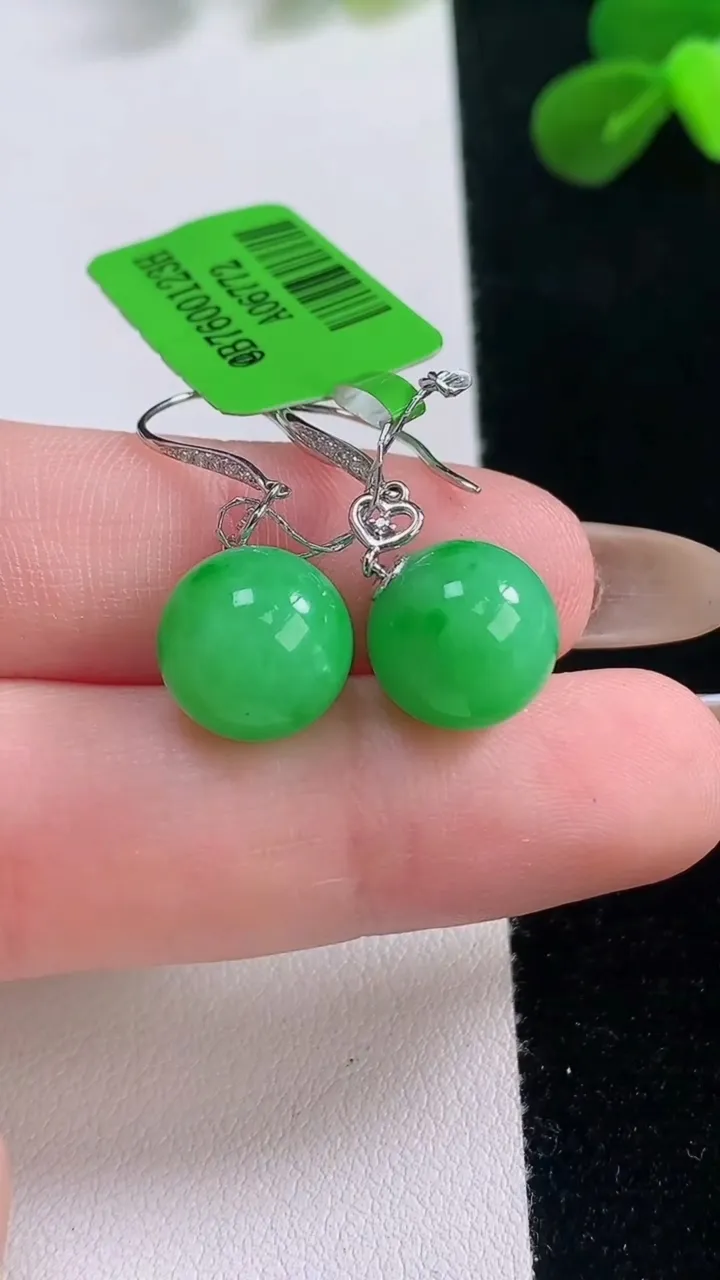 天然A货翡翠圆珠耳坠，尺寸10.6，重量:5.18g11月19日
工厂直销收藏佳品,种好水足，色泽均匀，有种有色，上手高大气！