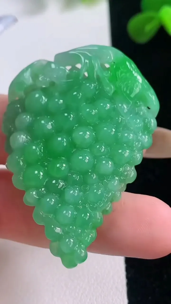 天然A货翡翠多子多福 葡萄吊坠，尺寸47.6-34-11.5，重量:21.68g
11月19日