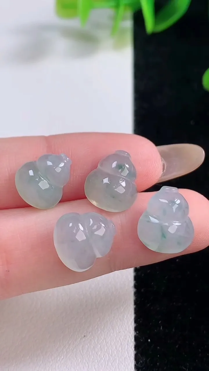 天然A货翡翠冰种飘花葫芦镶嵌件一手，尺寸11.5-11-4.7，重量:3.71g
11月19日