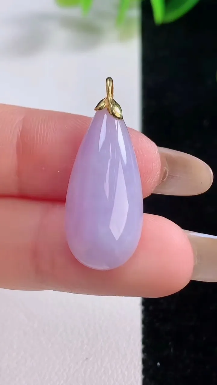 天然A货翡翠18K金紫罗兰福瓜吊坠，尺寸26-12-5.6，重量:3.10g
11月19日