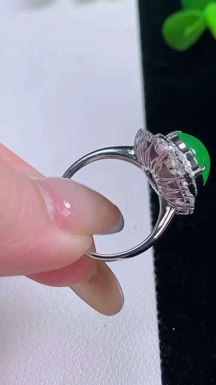 天然A货翡翠蛋面戒指，尺寸18-10.3-10.7，重量:4.45g2025年11月19日
工厂直销收藏佳品,种好水足，色泽均匀，有种有色，上手高大气！
