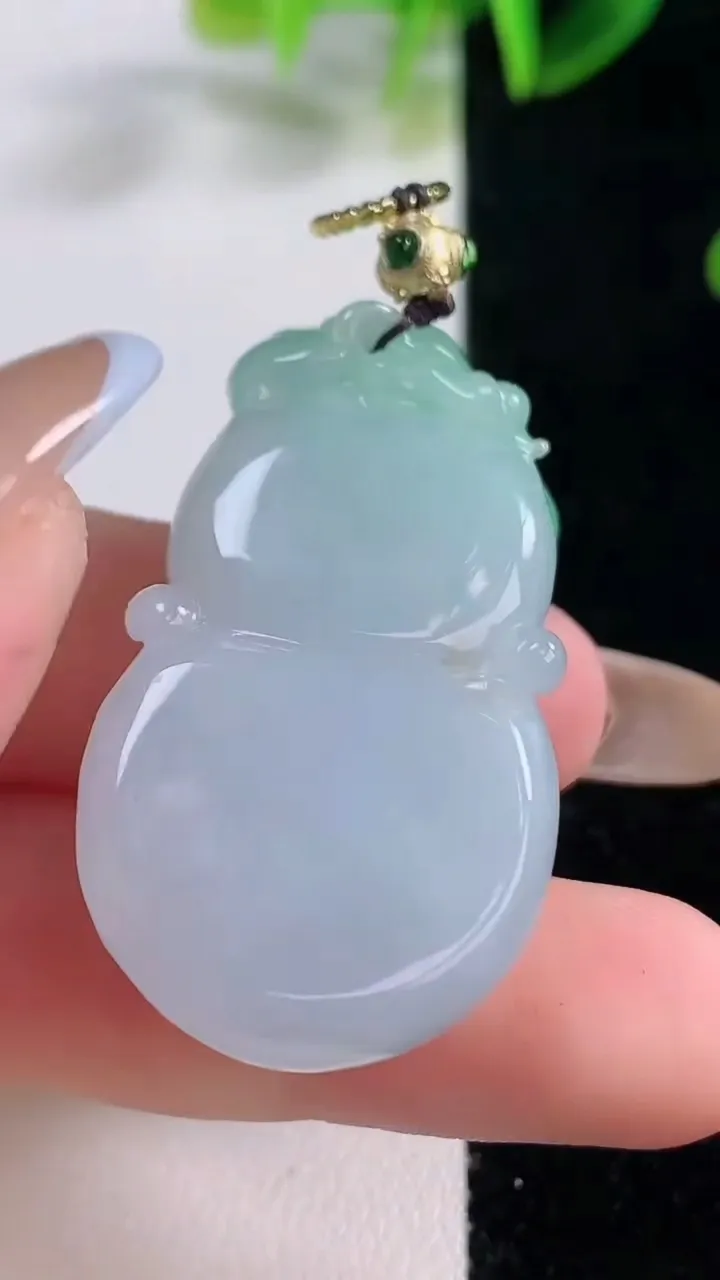 天然A货翡翠葫芦吊坠，尺寸43.2-23-13.7，重量:27.10g
11月19日