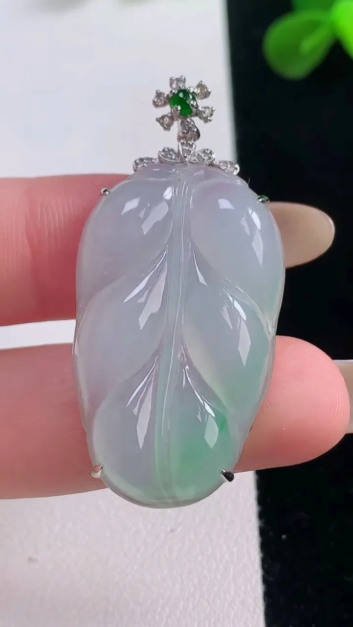 天然A货翡翠金枝玉叶 叶子吊坠，尺寸33.4-20.3-5.7，重量:6.85g
11月19日