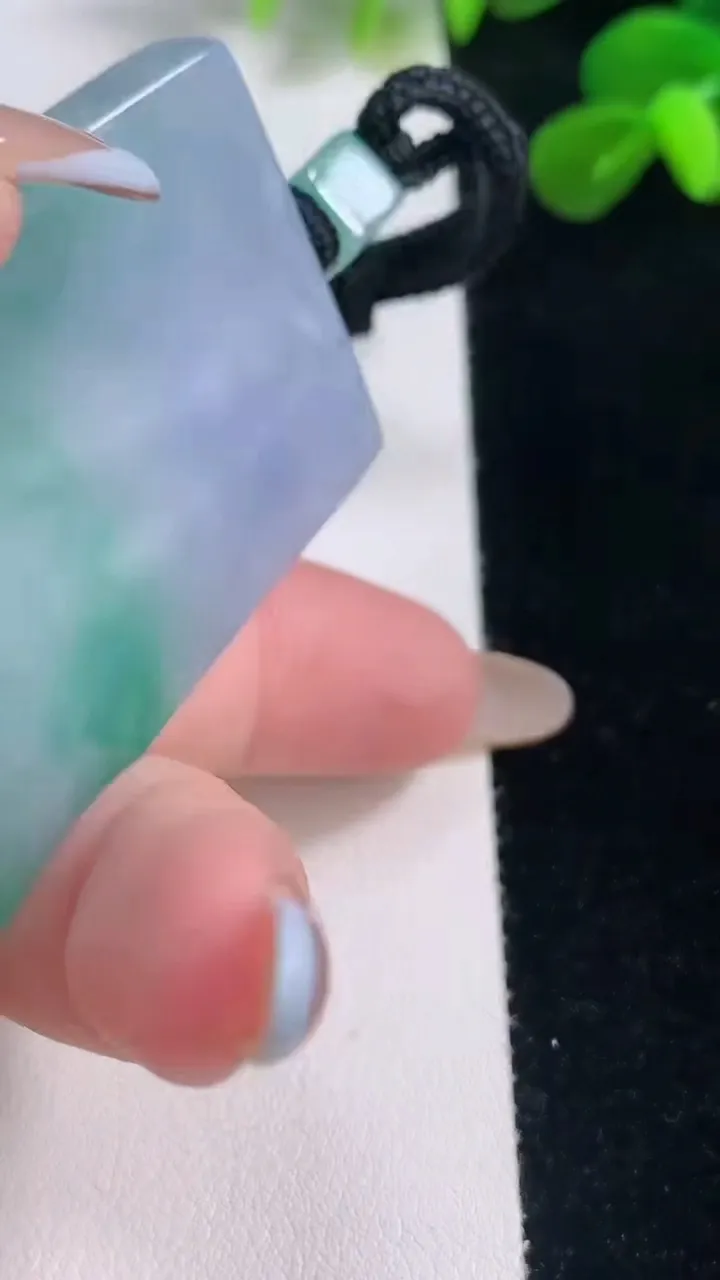 天然A货翡翠春带彩紫罗兰无事牌吊坠，尺寸60.7-35.8-5.9，重量:45.63g
11月19日