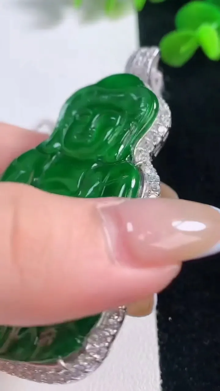 天然A货翡翠观音菩萨吊坠，尺寸72-45-9.3，裸石60-41.3重量:26.22g
11月19日