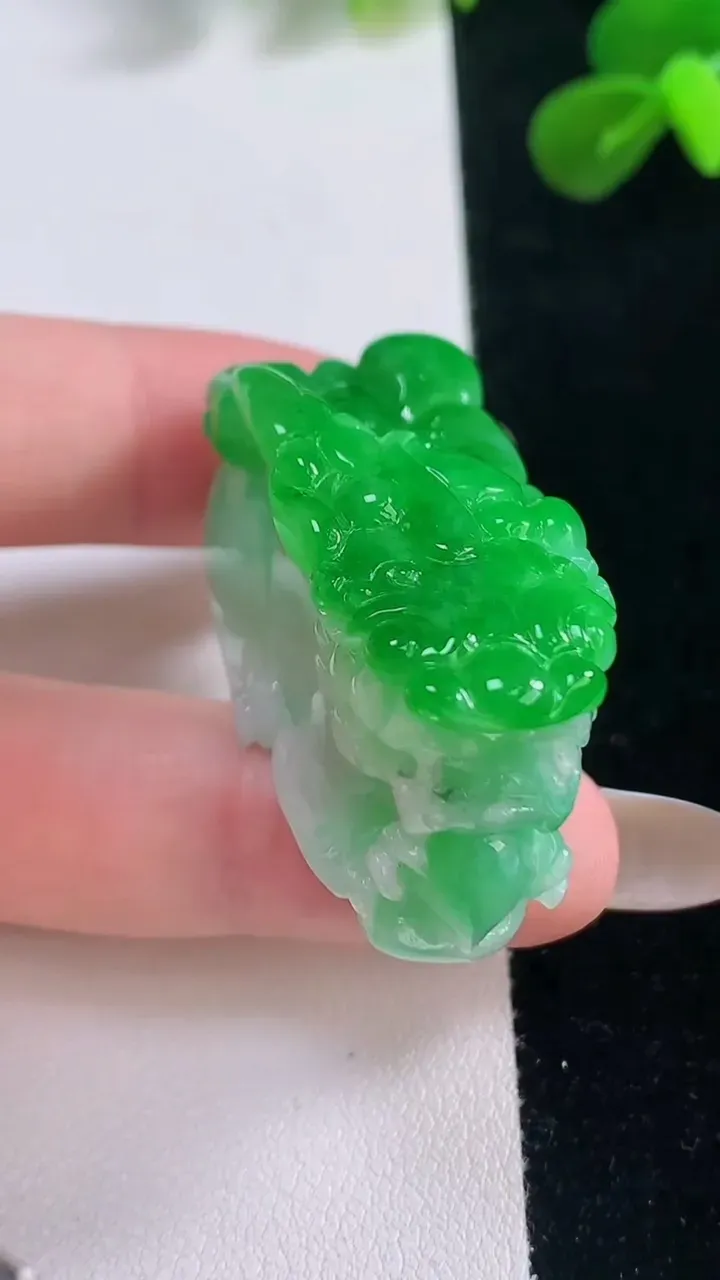 天然A货翡翠貔貅吊坠，尺寸43.7-18.8-21.4，重量:35.92g
11月19日