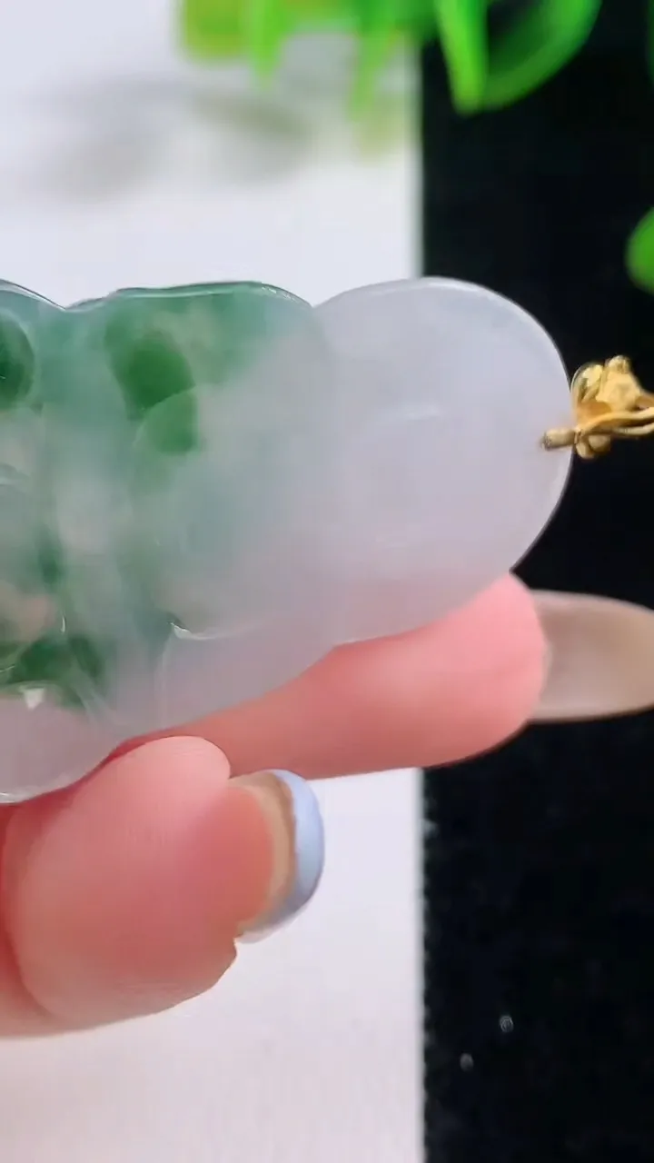 天然A货翡翠观音菩萨吊坠，尺寸41-28.3-3.8，重量:8.43g
11月19日