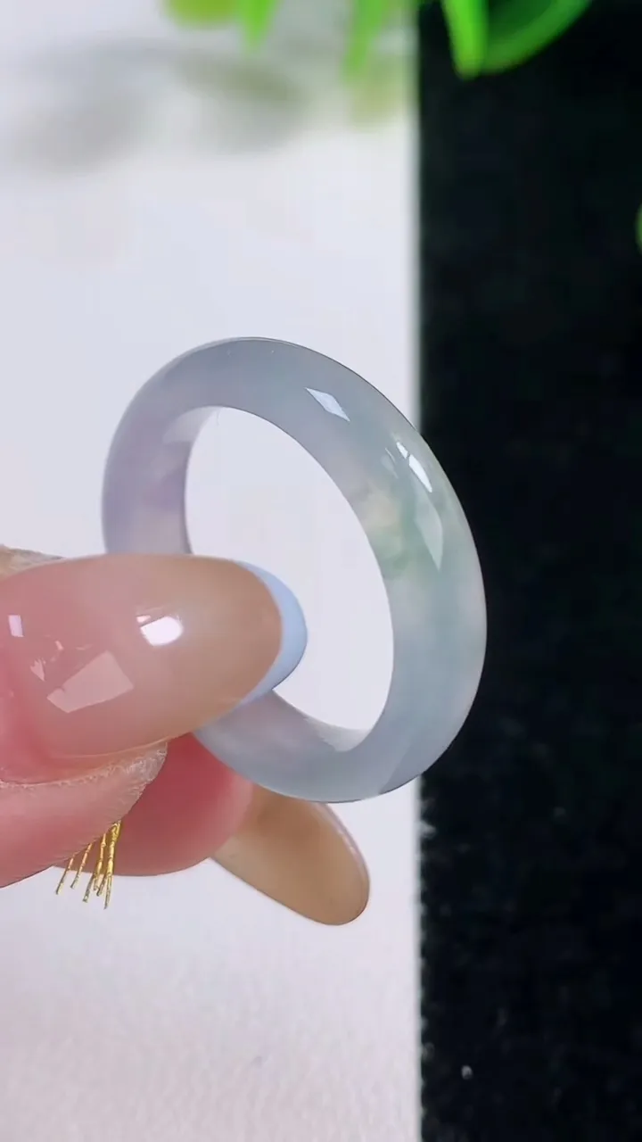 天然A货翡翠冰种飘花指环戒指，尺寸18.7-4.6-2.7，重量:3.44g2025年11月19日
工厂直销收藏佳品,种好水足，色泽均匀，有种有色，上手高大气！