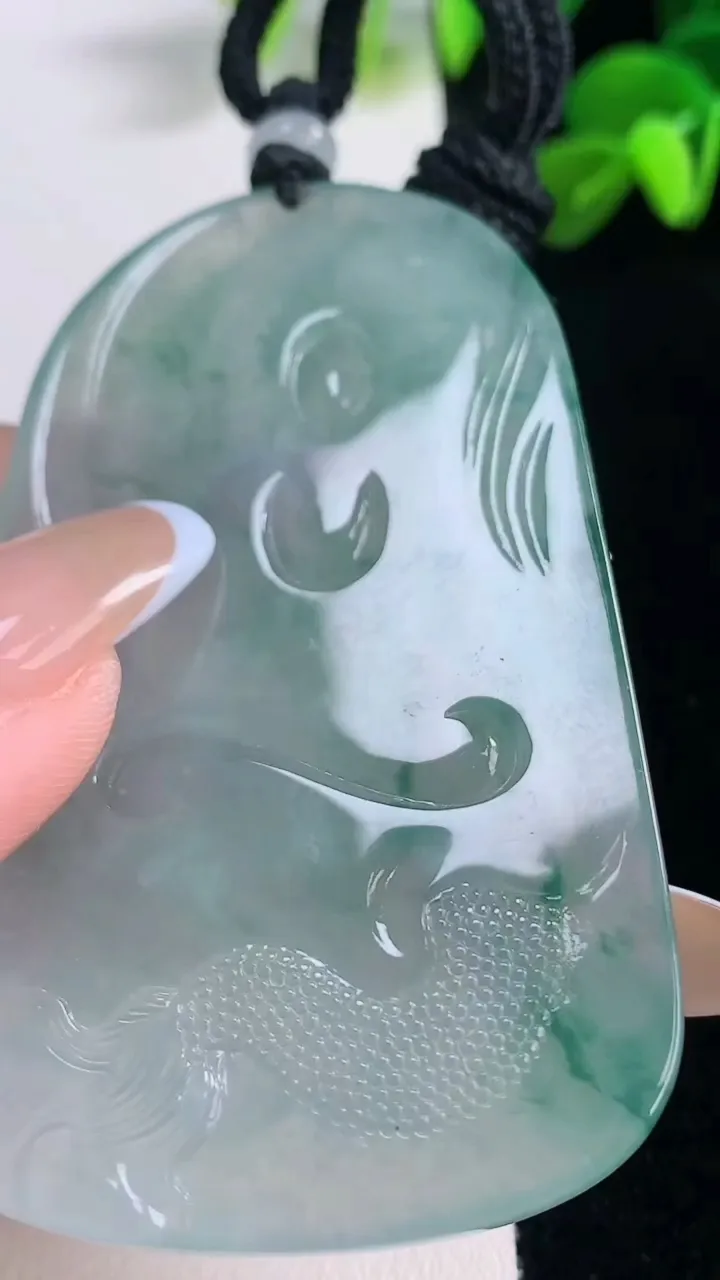 天然A货翡翠种飘花御龙大势至菩萨吊坠，尺寸71.5-44.8-5.7，重量:43.98g
11月19日