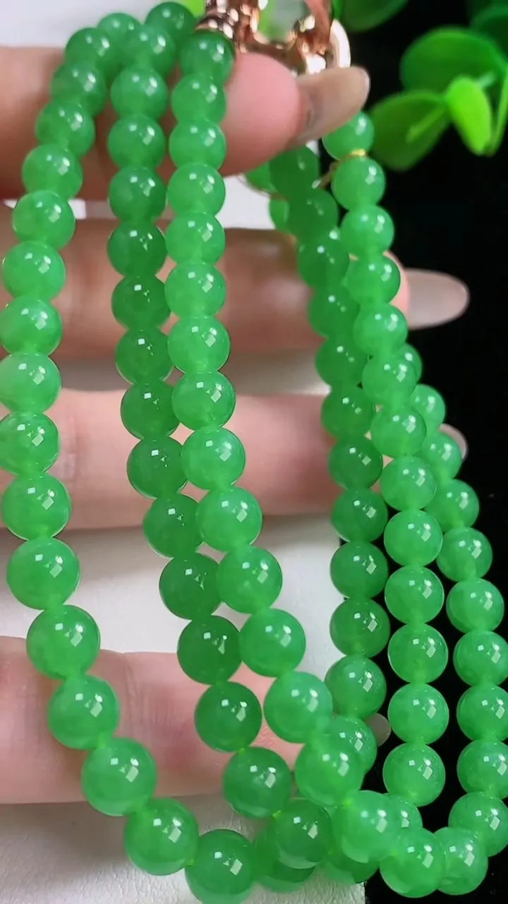 天然A货翡翠圆珠项链，尺寸5.8-100颗，重量:38.49g11月19日
工厂直销收藏佳品,种好水足，色泽均匀，有种有色，上手高大气！