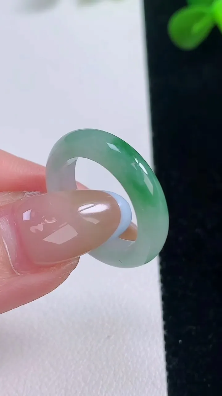 天然A货翡翠指环戒指，尺寸16.4-4.9-3.1，重量:2.93g2025年11月19日
工厂直销收藏佳品,种好水足，色泽均匀，有种有色，上手高大气！